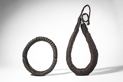 BAULE BELT AND NIGERIAN HEAD RING. Ca. 19th - 20th century AD. >A Baule belt of looped form with 