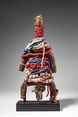 CAMEROON DOWAYO / NAMJI DOLL. Ca. 20th century AD. >A standing figure with a small head and 
