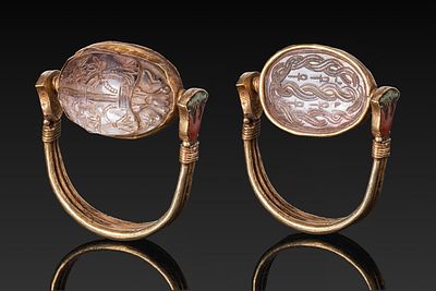 EGYPTIAN ROCK CRYSTAL SCARAB WITH SEMA-TAWY AND ANKH MOTIFS IN GOLD SWIVEL RING. Middle Kingdom. 