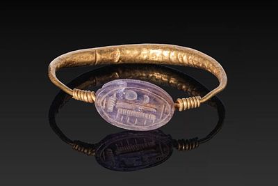 EGYPTIAN AMETHYST SCARABOID WITH THE NAME OF AMON-RA IN GOLD RING. New Kingdom. Ca. 1550 - 1069 