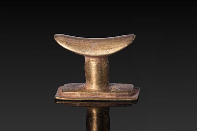 EGYPTIAN GOLD HEADREST-SHAPED AMULET. Ca. 664 - 332 BC. A gold amulet in the form of a headrest 