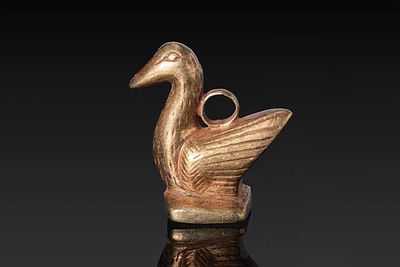 EGYPTIAN GOLD DUCK-SHAPED PENDANT. Late Period, Ca. 664 - 332 BC. A gold pendant in the form of 