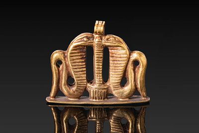 SUPERB EGYPTIAN GOLD PENDANT WITH COBRAS. Late Period, Ca. 664 - 332 BC. A rare openwork gold 