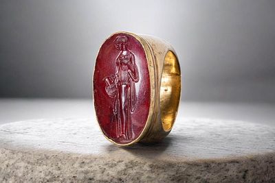 STUNNING HELLENISTIC GOLD RING WITH CARNELIAN INTAGLIO OF MARITIME NYMPH. Ca. 200 - 1 BC. A 