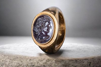 SUPERB HELLENISTIC AMETHYST INTAGLIO OF A RULER AS ALEXANDER THE GREAT IN GOLD RING. Ca. 200 - 1 