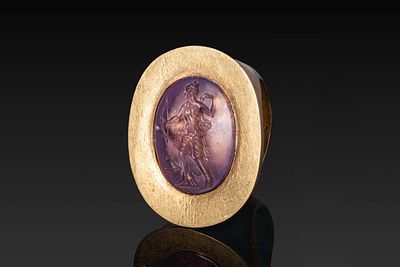 STUNNING HELLENISTIC GOLD RING WITH AMETHYST INTAGLIO OF ARTEMIS - HUGE. Ca. 200 - 1 BC. A gold 