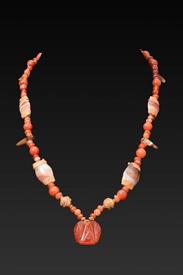 GRAECO-BACTRIAN GOLD, CARNELIAN AND AGATE NECKLACE. Ca. 300 BC. A necklace with a strand of 