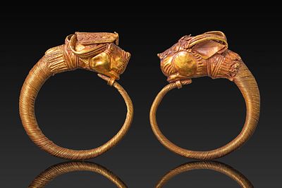 MATCHED PAIR OF GREEK GOLD EARRINGS WITH ZOOMORPHIC FINIALS. Ca. 450 - 250 BC. A matched pair of 