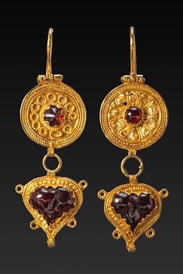 MATCHED PAIR OF HELLENISTIC GOLD EARRINGS WITH GARNETS. Ca. 150 BC. A matched pair of gold 