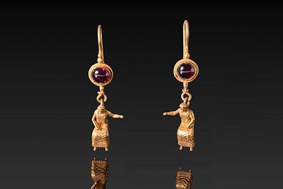 MATCHED PAIR OF HELLENISTIC GOLD EARRINGS WITH GARNET CABOCHONS AND FEMALE FIGURES. Ca. 300 - 