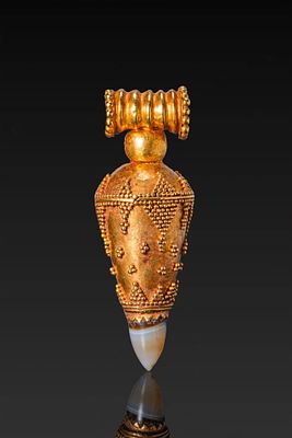 GRAECO-BACTRIAN GOLD GRANULATED PENDANT WITH AGATE. Ca. 300 - 100 BC. A gold pendant with a 