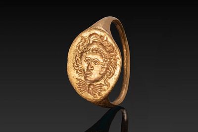 HELLENISTIC GOLD RING WITH ALEXANDER THE GREAT AS HERAKLES. Ca. 300 - 100 BC. A gold ring with a 