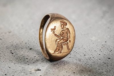STUNNING HELLENISTIC SOLID GOLD RING WITH SEATED QUEEN HOLDING A DOVE. Ca. 300 - 100 BC. A gold 