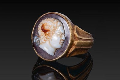 HELLENISTIC AGATE CAMEO OF A RULER AS ZEUS AMMON IN GOLD RING. Ca. 300 - 100 BC. An agate cameo 