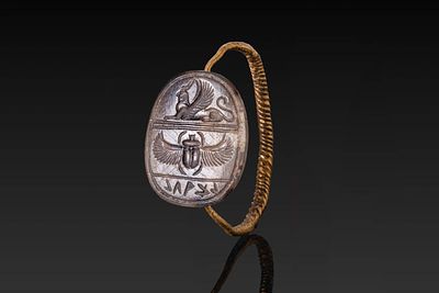 SYRO-PHOENICIAN GOLD SWIVEL RING WITH INSCRIBED STONE SCARAB. Ca. 664 - 30 BC. A gold swivel 