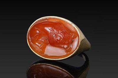 MASSIVE ROMAN CAMEO OF A LION IN GOLD RING. Ca. AD 1 - 300. A cameo of a recumbent lion resting 