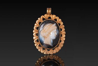 ROMAN GOLD PENDANT WITH AGATE CAMEO OF HELLENISTIC QUEEN. Ca. 100 BC - AD 100. A gold pendant of 
