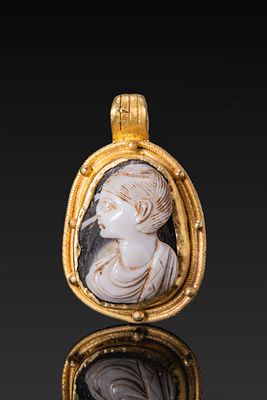 ROMAN AGATE CAMEO OF AN EMPRESS IN GOLD PENDANT. Ca. AD 1 - 300. A layered agate cameo carved 
