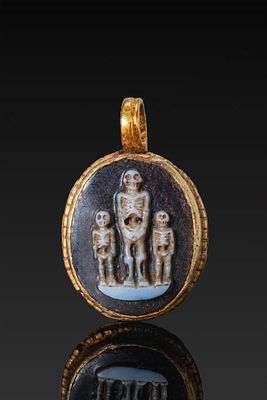 RARE ROMAN AGATE CAMEO OF MEMENTO MORI IN GOLD PENDANT. Ca. AD 1 - 300. A two-layered agate 