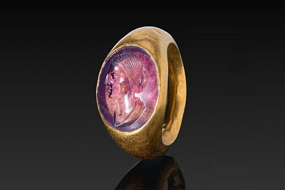 ROMAN GOLD RING WITH AMETHYST INTAGLIO OF JULIA DOMNA. Ca. AD 200 - 210. An amethyst intaglio 