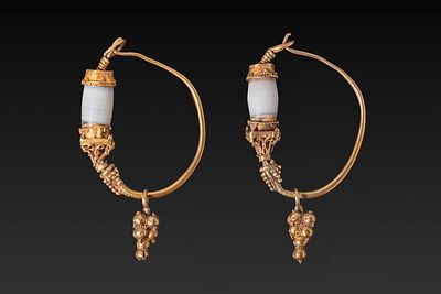 MATCHED PAIR OF GRAECO-ROMAN GOLD EARRINGS WITH AGATE BEADS AND GRANULATED DROPS. Ca. 300 - 100 