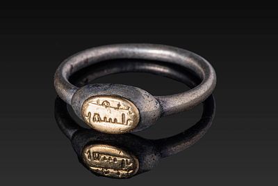 SELJUK SILVER RING WITH HIGH KARAT GOLD INSCRIBED BEZEL. Ca. AD 1000 - 1200. A silver ring with 