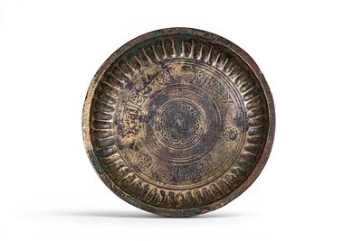 SELJUK GILT-BRONZE FOOTED DISH WITH KUFIC INSCRIPTION. Ca. AD 1000 - 1200. A gilt-bronze dish 