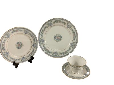 Oxford Fine China. 4 piece setting. &igrave;Fontaine.&icirc;, no chips or cracks. Condition: We have 