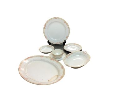 Noritake ì The Lorraineî. (48) pieces Hand painted Nippon , not a complete set. (3) 