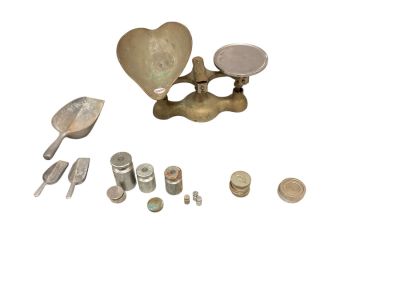 Vintage Jacobs of New York Table Scales with weights and (3) metal scoop. 10&icirc; &igrave; 5&icirc; T. 