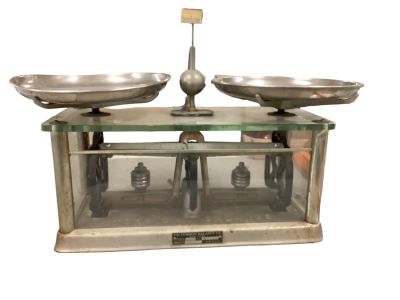 The Torsion Balance Co. Scale Apothecary scale model 255. Weight capacity 4.5 kg. Set of 9&icirc; 