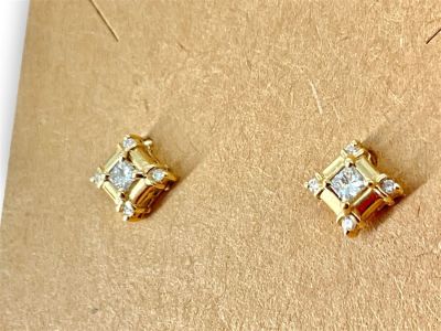 14kt Yellow Gold Diamond Earrings Ornate square top post back earrings with a princess cut 