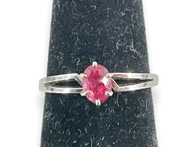 Modern 14kt White Gold Pink Sapphire Ring Size (5.25) split tapered shank ring featuring an 