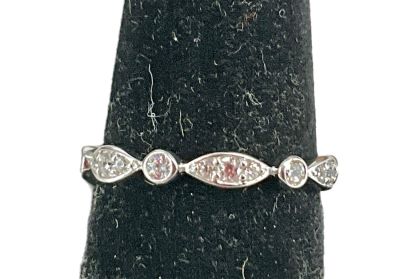 Sterling Silver & CZ Ring. Sterling Silver &amp; CZ Ring Size (9), (2.9mm wide) with a fluted 