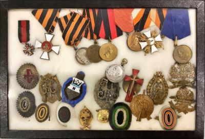 Distinctive Insignia Medals. Distinctive Insignia Medals Condition: 
We have endeavored to 