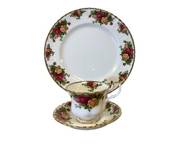 Royal Albert China Service for (12). Royal Albert China Service for (12) "Old Country Roses" 