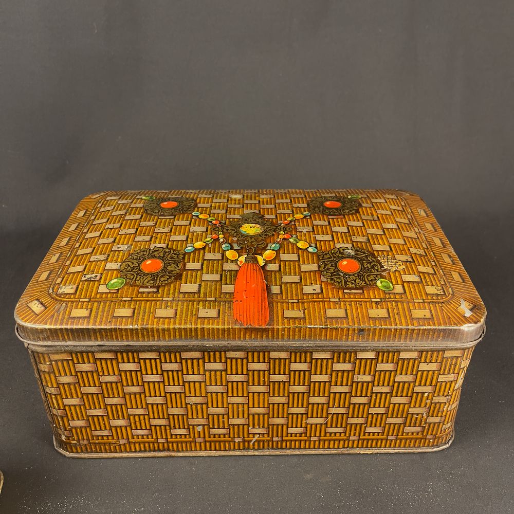 Lot 262: Wicker Pattern Biscuit Tin