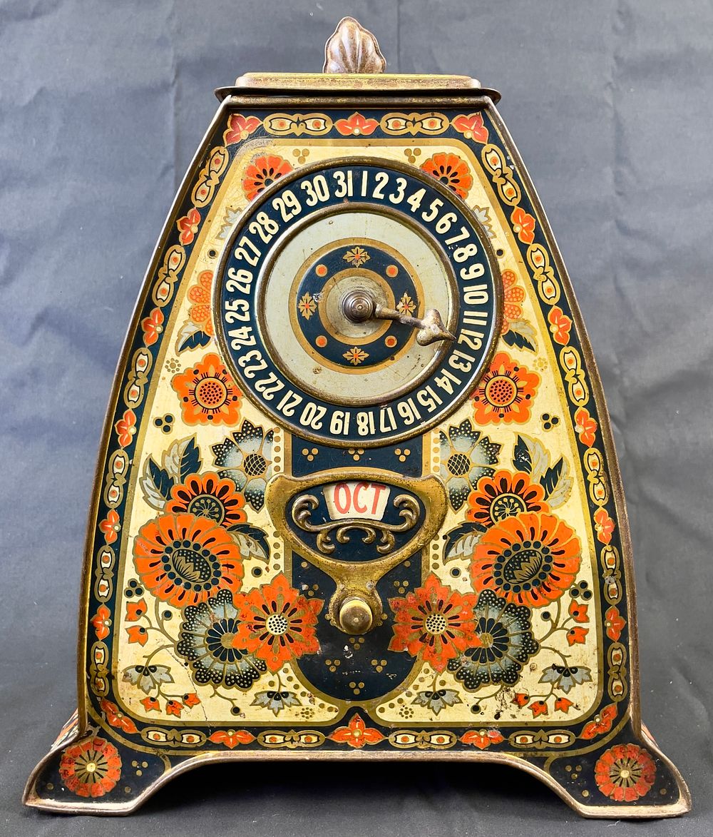 Lot 252: CWS Calendar Tin