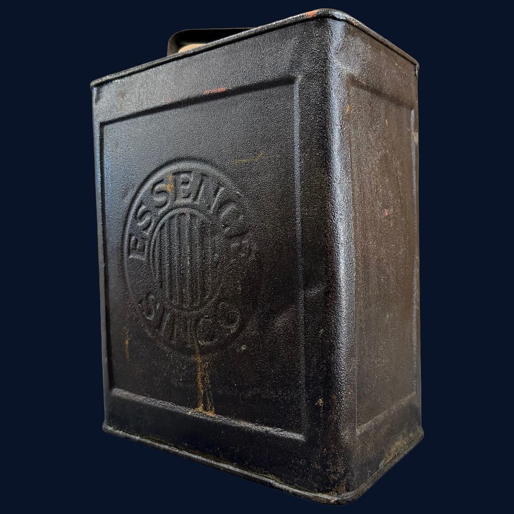 Lot 486: Essence Sinco Two-Gallon Petrol Can
