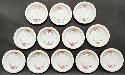 סט של 12 צלחות פורצלן גרמניות מתוצרת: 'רוזנטל' (Rosenthal), דגם 'מריה' לבן מעוטרות בהדפס פרחוני 