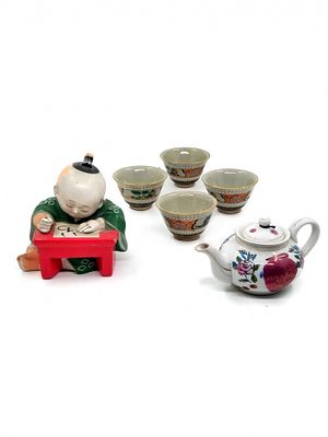 6 חפצי נוי עשויים קרמיקה ופורצלן. הכולל:פסלון שולחני יפני בדמות תלמיד (קילופי צבע), רוחב: 14 ס"מ 