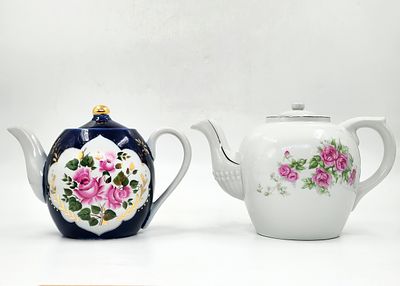 לוט של שני קומקומים (אחד יפני ואחד רוסי סובייטי) עשויים פורצלן. מעוטר בדגם שושנים 