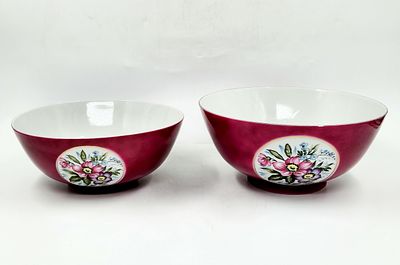 זוג קערות יפניות בסגנון בוכרי. עשויות פורצלן מעוטרות בהדפס פרחוני ובזהב, חתומות.קוטר בהתאמה: 23 