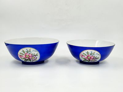 זוג קערות פורצלן יפניות בסגנון בוכרי. מעוטרות בהדפסים פרחוניים על רקע כחול.חתומות.קוטר בהתאמה: 