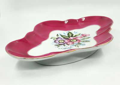 כלי פורצלן יפני גדול בסגנון בוכרי. עשוי פורצלן מעוטר בהדפס פרחוני וחתום.
גובה: 7 ס"מ.
רוחב: 30 