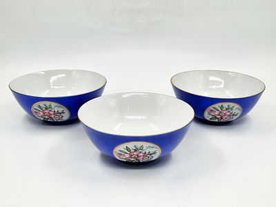 סט של 3 קערות פורצלן יפניות בסגנון בוכרי. מעוטרות בהדפסים פרחוניים על רקע כחול.
חתומות.
קוטר : 