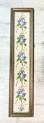 גובלן עתיק ארוך וצר. בד עם פרחים, עבודת יד, סוף המאה ה-19.ממוסגר.מידות הגובלן: 100X18 ס"מ.מידות 