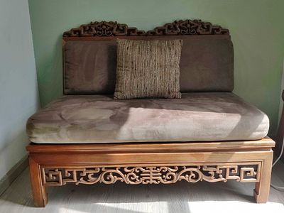 ספה סינית עשויה עץ וכריות בד. מידות הספה: 107X76X76 ס"מ גובה המושב מהרצפה: 43 ס"מ הריהוט מהונג 