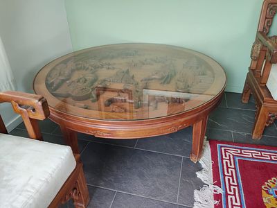 שולחן עגול עשוי עץ מעוטר בעבודת גילוף ידנית. מידות השולחן: 120X41 ס"מהריהוט מהונג קונג מהחברה 