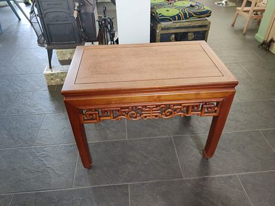 שולחן קונסולה סיני עשוי עץ מגולף. מידות: 75X45X56 ס"מ הריהוט מהונג קונג מחברה בשם ריצ'רד לין 